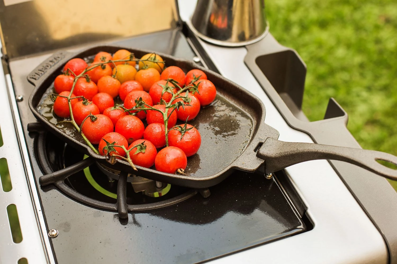 Napoleon Gusseiserne Pfanne Mit Holz Untersetzer - Auslaufartikel 3 Napoleon Gusseiserne Pfanne Mit Holz Untersetzer - Auslaufartikel – Bild 3