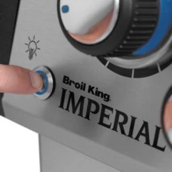 Broil King Imperial S590 PRO IR Gasgrill - Modell 2023 - SMART Deal Inkl. Grillfürst Grill Control Mit Companion Device Und Einstichthermometer -Napoleon Verkaufsgeschäft Broil King Imperial S590 IR Knopf Beleuchtung