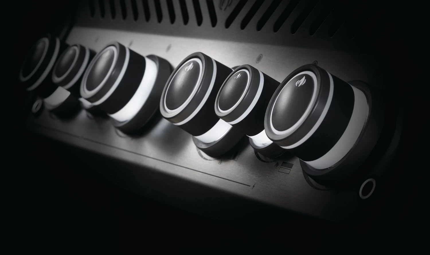 Napoleon Rogue SE 525 Gasgrill - All-black - Grillfürst Edition Inkl. Abdeckhaube - SMART Deal Inkl. Grillfürst Grill Control - Modell 2022 10 Napoleon Rogue SE 525 Gasgrill - All-black - Grillfürst Edition Inkl. Abdeckhaube - SMART Deal Inkl. Grillfürst Grill Control - Modell 2022 – Bild 10