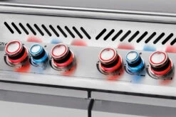 Napoleon Prestige Pro 500-3 Edelstahl Gasgrill Inkl. Drehspieß - Modell 2023 - SMART Deal Inkl. Grillfürst Grill Control 31 Napoleon Prestige Pro 500-3 Edelstahl Gasgrill Inkl. Drehspieß - Modell 2023 - SMART Deal Inkl. Grillfürst Grill Control -Napoleon Verkaufsgeschäft Napoleon Prestige Pro 500 safety glow Drehknopfbeleuchtung