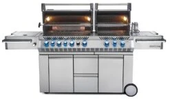 Napoleon Prestige Pro 825-3 Edelstahl Gasgrill Inkl. Drehspieß Und Bodenbeleuchtung - Modell 2023 - SMART Deal Inkl. Grillfürst Grill Control Mit Companion Device Und Einstichthermometer -Napoleon Verkaufsgeschäft Napoleon Prestige Pro 825 Gasgrill offen