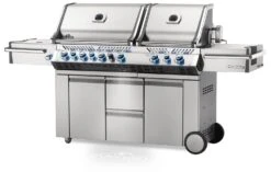 Napoleon Prestige Pro 825-3 Edelstahl Gasgrill Inkl. Drehspieß Und Bodenbeleuchtung - Modell 2023 - SMART Deal Inkl. Grillfürst Grill Control Mit Companion Device Und Einstichthermometer -Napoleon Verkaufsgeschäft Napoleon Prestige Pro 825 Gasgrill seitlich