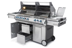Napoleon Prestige Pro 825-3 Edelstahl Gasgrill Inkl. Drehspieß Und Bodenbeleuchtung - Modell 2023 - SMART Deal Inkl. Grillfürst Grill Control Mit Companion Device Und Einstichthermometer -Napoleon Verkaufsgeschäft Napoleon Prestige Pro 825 Gasgrill seitlich offen