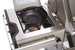 Napoleon Prestige Pro 825-3 Edelstahl Gasgrill Inkl. Drehspieß Und Bodenbeleuchtung - Modell 2023 - SMART Deal Inkl. Grillfürst Grill Control Mit Companion Device Und Einstichthermometer -Napoleon Verkaufsgeschäft Napoleon Prestige Pro 825 Seitenbrenner Gemuesekorb