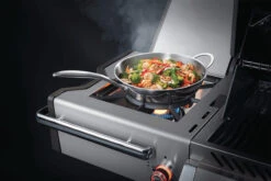 Napoleon Prestige Pro 825-3 Edelstahl Gasgrill Inkl. Drehspieß Und Bodenbeleuchtung - Modell 2023 - SMART Deal Inkl. Grillfürst Grill Control Mit Companion Device Und Einstichthermometer -Napoleon Verkaufsgeschäft Napoleon Prestige Pro 825 Seitenbrenner Wok