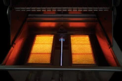 Napoleon Prestige Pro 825-3 Edelstahl Gasgrill Inkl. Drehspieß Und Bodenbeleuchtung - Modell 2023 - SMART Deal Inkl. Grillfürst Grill Control Mit Companion Device Und Einstichthermometer -Napoleon Verkaufsgeschäft Napoleon Prestige Pro 825 sizzle zone