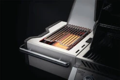 Napoleon Prestige Pro 665-3 Edelstahl Gasgrill Inkl. Drehspieß - Modell 2023 - SMART Deal Inkl. Grillfürst Grill Control Mit Companion Device Und Einstichthermometer 28 Napoleon Prestige Pro 665-3 Edelstahl Gasgrill Inkl. Drehspieß - Modell 2023 - SMART Deal Inkl. Grillfürst Grill Control Mit Companion Device Und Einstichthermometer -Napoleon Verkaufsgeschäft Napoleon Prestige Pro Sizzle Zone Offen
