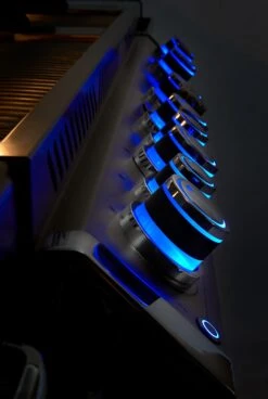 Napoleon Prestige Pro 665-3 Edelstahl Gasgrill Inkl. Drehspieß - Modell 2023 - SMART Deal Inkl. Grillfürst Grill Control Mit Companion Device Und Einstichthermometer 35 Napoleon Prestige Pro 665-3 Edelstahl Gasgrill Inkl. Drehspieß - Modell 2023 - SMART Deal Inkl. Grillfürst Grill Control Mit Companion Device Und Einstichthermometer -Napoleon Verkaufsgeschäft Napoleon Prestige Pro beleuchtere Drehregler blau