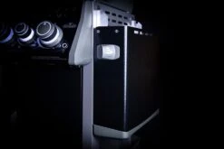 Napoleon Rogue SE 525 Gasgrill - All-black - Grillfürst Edition Inkl. Abdeckhaube - SMART Deal Inkl. Grillfürst Grill Control - Modell 2022 29 Napoleon Rogue SE 525 Gasgrill - All-black - Grillfürst Edition Inkl. Abdeckhaube - SMART Deal Inkl. Grillfürst Grill Control - Modell 2022 -Napoleon Verkaufsgeschäft Seitenablage abgeklappt all black