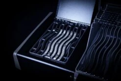 Napoleon Rogue SE 525 Gasgrill - All-black - Grillfürst Edition Inkl. Abdeckhaube - SMART Deal Inkl. Grillfürst Grill Control - Modell 2022 24 Napoleon Rogue SE 525 Gasgrill - All-black - Grillfürst Edition Inkl. Abdeckhaube - SMART Deal Inkl. Grillfürst Grill Control - Modell 2022 -Napoleon Verkaufsgeschäft Sizzle Zone All Black