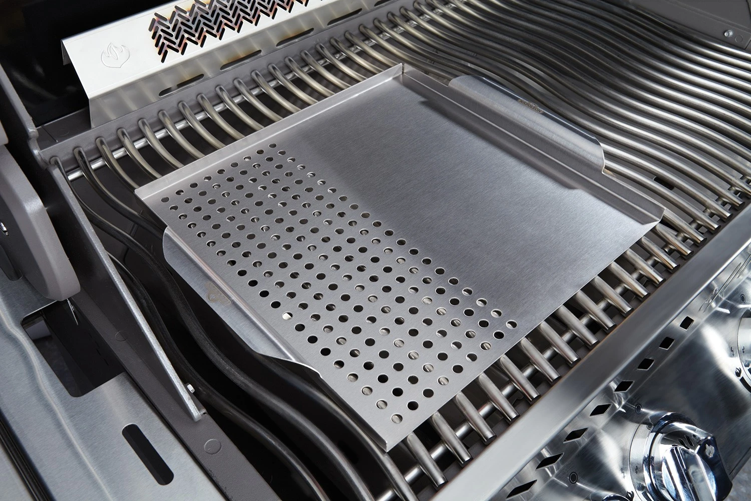 Napoleon Multifunktionaler Topper / Lochblech Mit Zedernholz Räucherbrett 2 Napoleon Multifunktionaler Topper / Lochblech Mit Zedernholz Räucherbrett – Bild 2