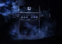 Napoleon Rogue SE 525 Gasgrill - All-black - Grillfürst Edition Inkl. Abdeckhaube - SMART Deal Inkl. Grillfürst Grill Control - Modell 2022 23 Napoleon Rogue SE 525 Gasgrill - All-black - Grillfürst Edition Inkl. Abdeckhaube - SMART Deal Inkl. Grillfürst Grill Control - Modell 2022 -Napoleon Verkaufsgeschäft napoleon rogue se all black limited